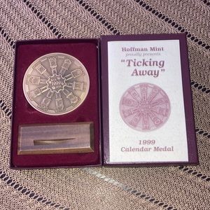 Hoffman mint 1999 calendar medal “Ticking away”.